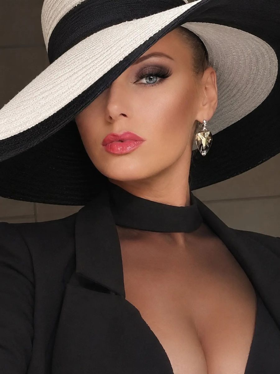 Ritratto beauty con cappello bianco e nero a tesa larga